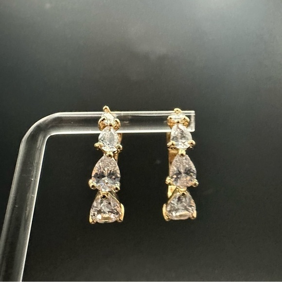 ✨ Gold Plated Hoop Earrings with Pear-Shaped White Stones Classic Sparkle Hoops - Picture 3 of 11